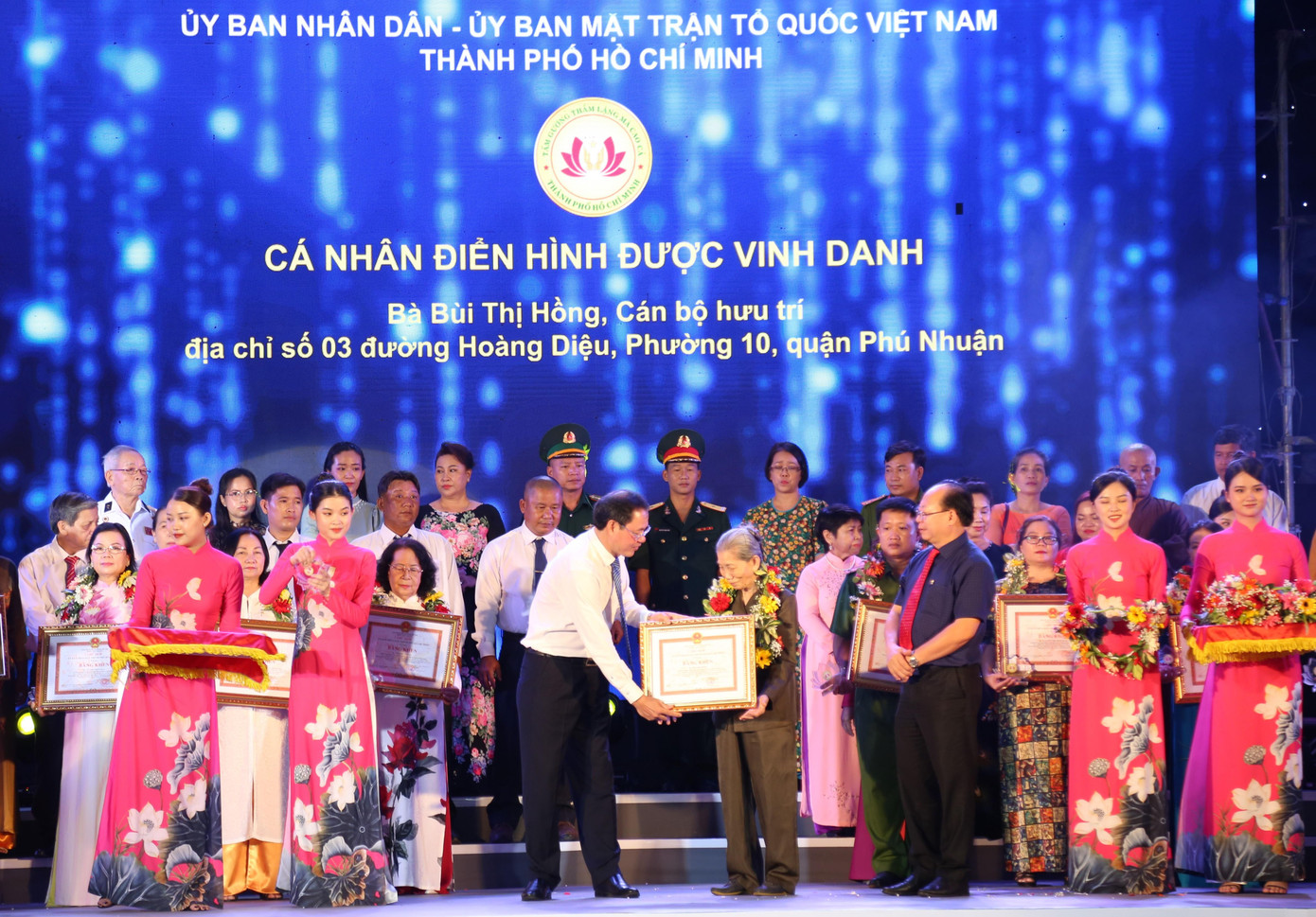 Thành phố vinh danh những bông hoa giữa đời thường. Thành phố vinh danh những bông hoa giữa đời thường.