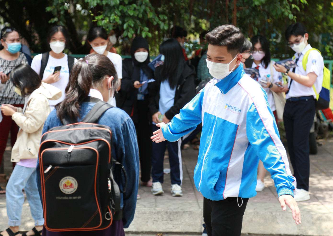 Các tình nguyện viên phụ trách các khu vực khác nhau để hỗ trợ phụ huynh và thí sinh