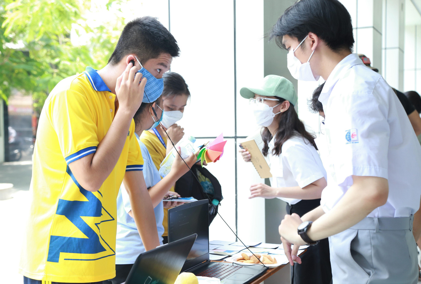 Các bạn sinh viên tìm hiểu, trải nghiệm các hoạt động giáo dục và thử thách tiếng Anh tại ngày hội - Ảnh: Ngô Tùng