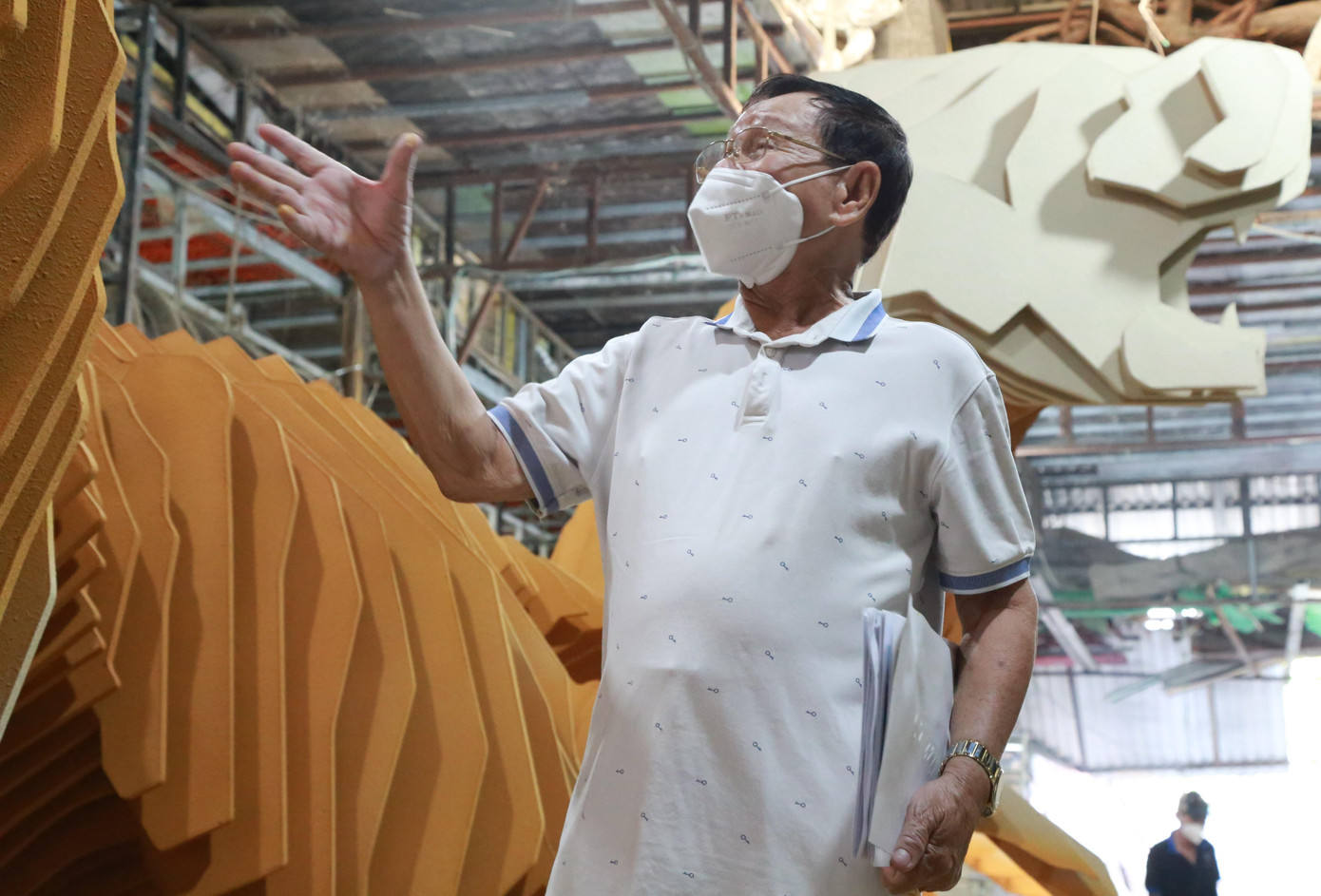 Nghệ nhân Văn Tòng - người thực hiện chế tác linh vật đường hoa nhiều năm qua - cho biết trong cổng chào đường hoa Tết Nhâm Dần, đơn vị thiết kế đã khắc họa hình thái một khu rừng ngập mặn đặc trưng miền Nam, miêu tả về huyền thoại của người dân phương Nam, trong đó có xuất hiện hai chú hổ.