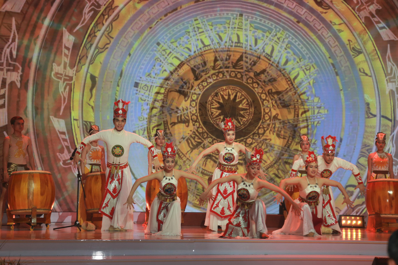 Tiết mục nghệ thuật tái hiện nguồn cội của dân tộc Việt.