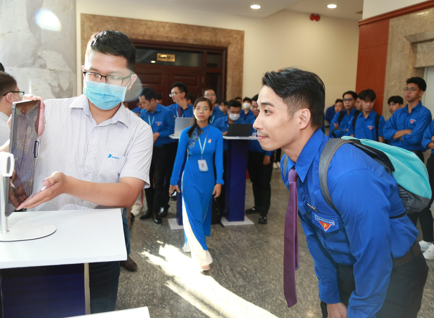 Đại biểu điểm danh dự đại hội qua hệ thống check-in điện tử. Đại biểu điểm danh dự đại hội qua hệ thống check-in điện tử.