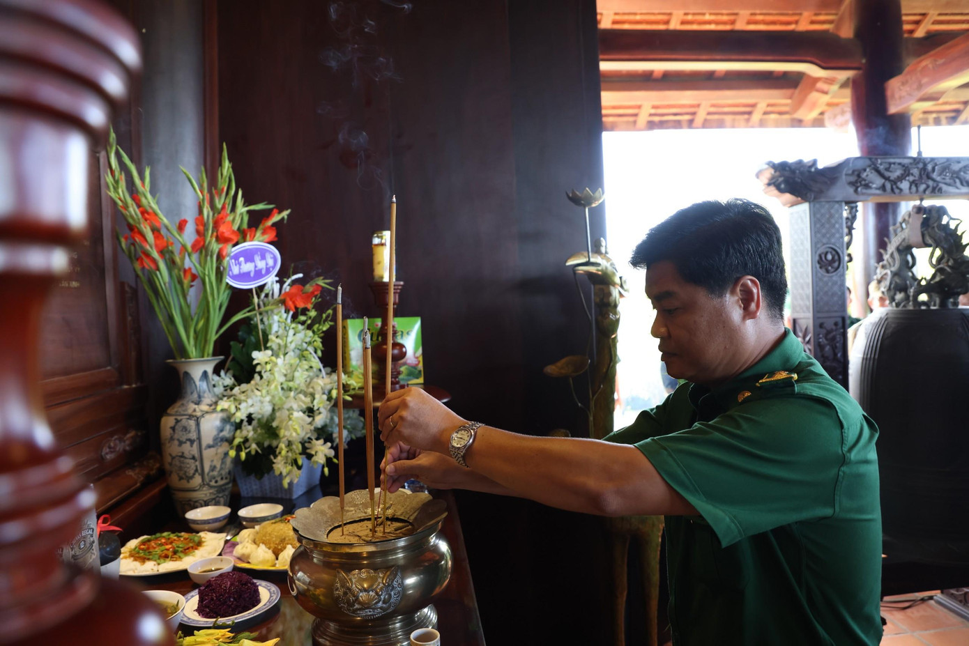 Anh Lê Minh Khoa, Chỉ huy trưởng Lực lượng TNXP TPHCM thắp hương tưởng nhớ thế hệ cha anh.