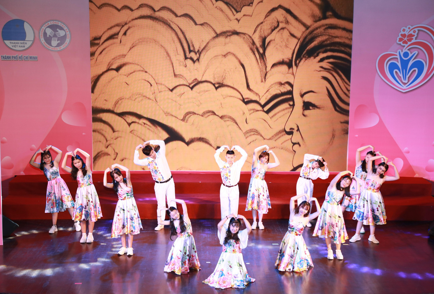 Các em nhỏ học sinh Trường Hy Vọng (quận 6) biểu diễn tiết mục đầu chương trình.