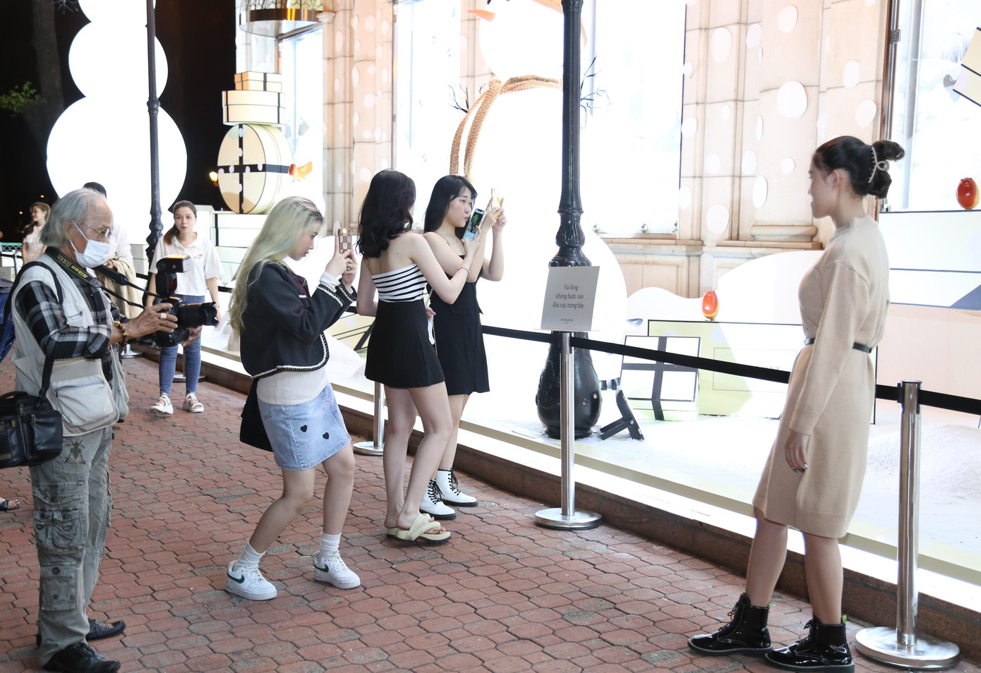 Trung tâm thương mại Diamond Plaza (quận 1) là điểm đến ưa thích của nhiều gia đình trẻ, nam thanh nữ tú. Chập choạng tối, khi trung tâm lên đèn cũng là khoảng thời gian nhiều người tìm đến để ghi lại những bức ảnh lung linh.