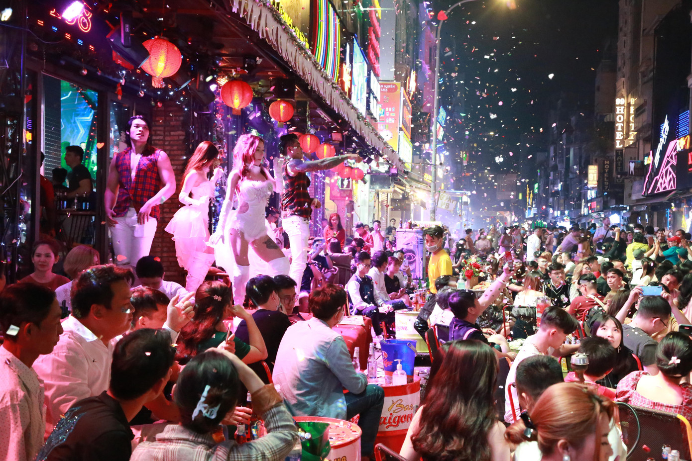 Suốt nhiều giờ liền từ đêm cuối năm cho đến những khoảnh khắc đầu tiên của năm mới, hàng nghìn thực khách &quot;quẩy&quot; nhiệt tình trong tiếng nhạc xập xình tại phố Tây Bùi Viện. Nhiều người dân và du khách không thực hiện quy định đeo khẩu trang trong thời khắc đón năm mới.