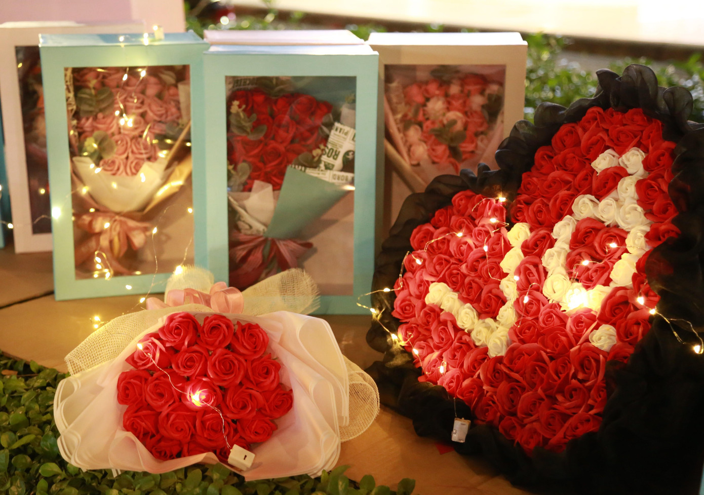 Một bó hoa hồng để cánh mày râu thể hiện tình cảm với bà xã mình, bằng điểm nhấn là tạo hình chữ "VỢ" ở giữa.