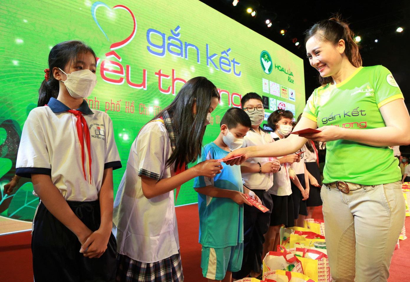 Hoa hậu Đàm Lưu Ly trao quà của chương trình cho các bạn nhỏ. Hoa hậu Đàm Lưu Ly trao quà của chương trình cho các bạn nhỏ.