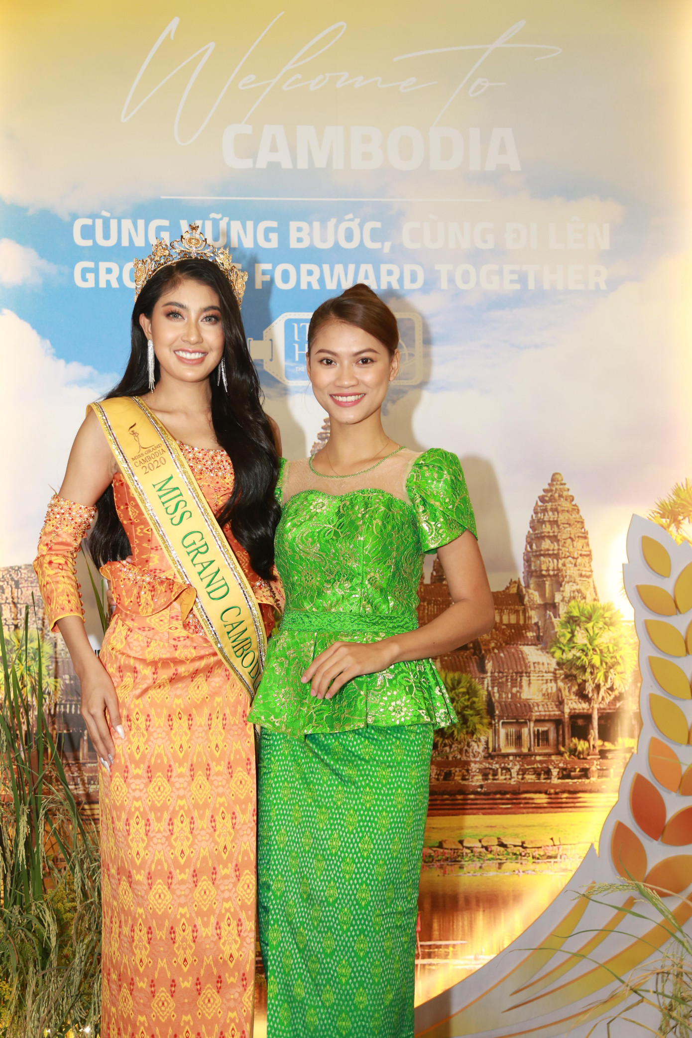 Bạn trẻ check-in cùng Hoa hậu Hòa bình Campuchia.