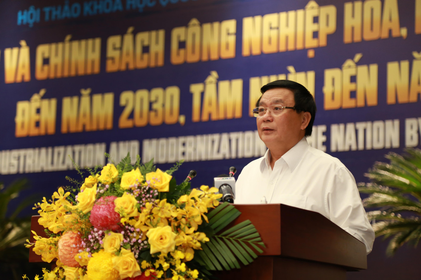 Giám đốc Học viện Chính trị Quốc gia Hồ Chí Minh, Chủ tịch Hội đồng Lý luận Trung ương Nguyễn Xuân Thắng trao đổi tại hội thảo. Ảnh: Ngô Tùng Giám đốc Học viện Chính trị Quốc gia Hồ Chí Minh, Chủ tịch Hội đồng Lý luận Trung ương Nguyễn Xuân Thắng trao đổi tại hội thảo. Ảnh: Ngô Tùng