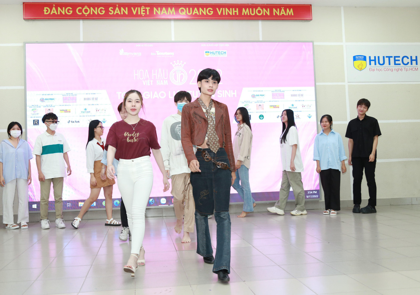 Sinh viên Hutech có buổi trình diễn thú vị cùng Á hậu Phương Nhi.