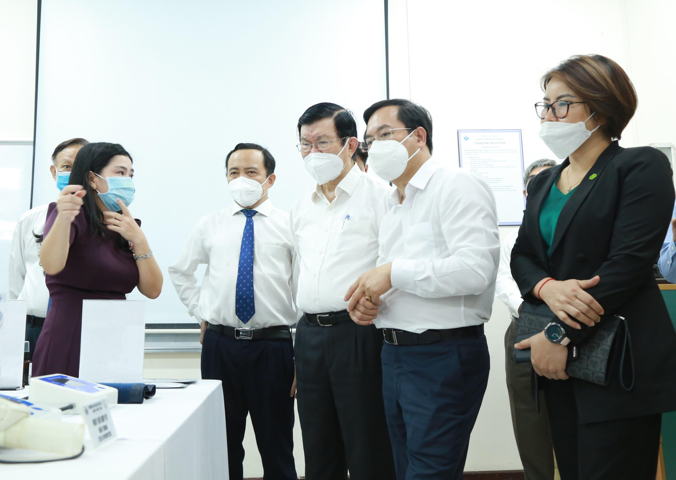 PGS.TS Nguyễn Thị Hiệp, Trưởng khoa Kỹ thuật Y sinh Trường Đại học Quốc tế giới thiệu một số hoạt động, thành tựu nghiên cứu khoa học tiêu biểu gần đây với nguyên Chủ tịch nước Trương Tấn Sang.