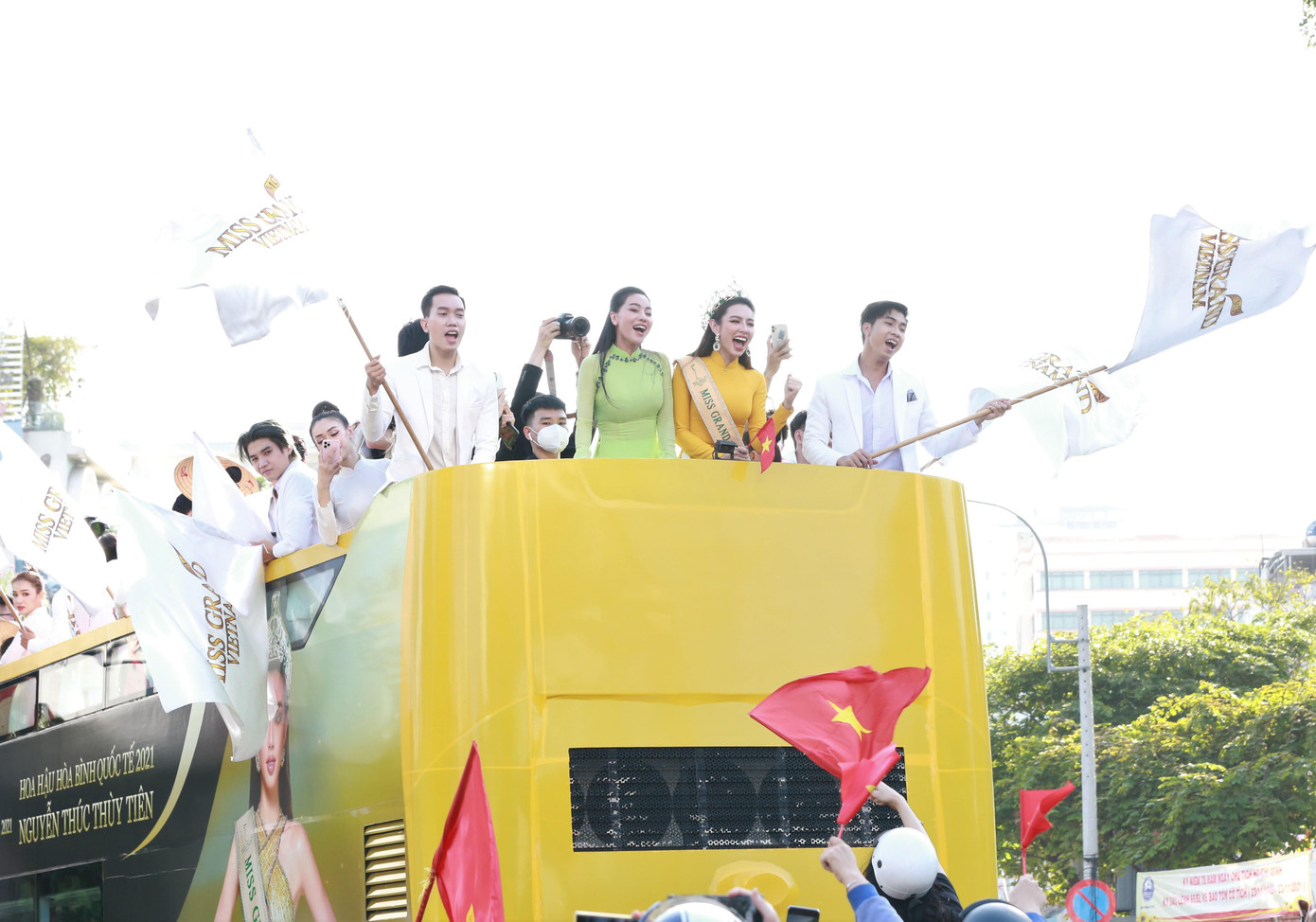 Trên các cung đường diễu hành, Hoa hậu Nguyễn Thúc Thùy Tiên hào hứng reo hò đáp lại tình cảm của người dân và người hâm mộ dành cho mình.