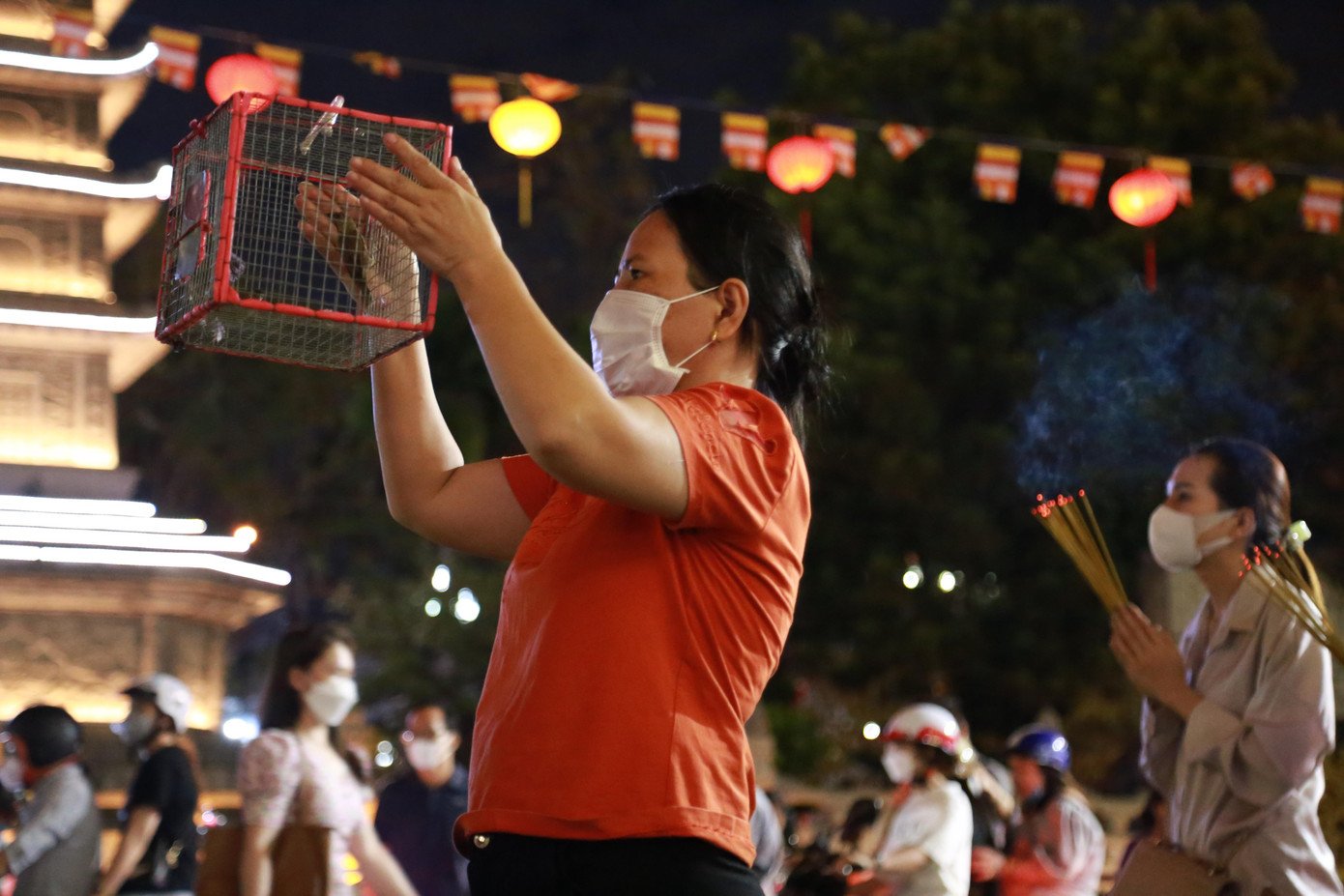 Người dân phóng sanh trong đêm Rằm.