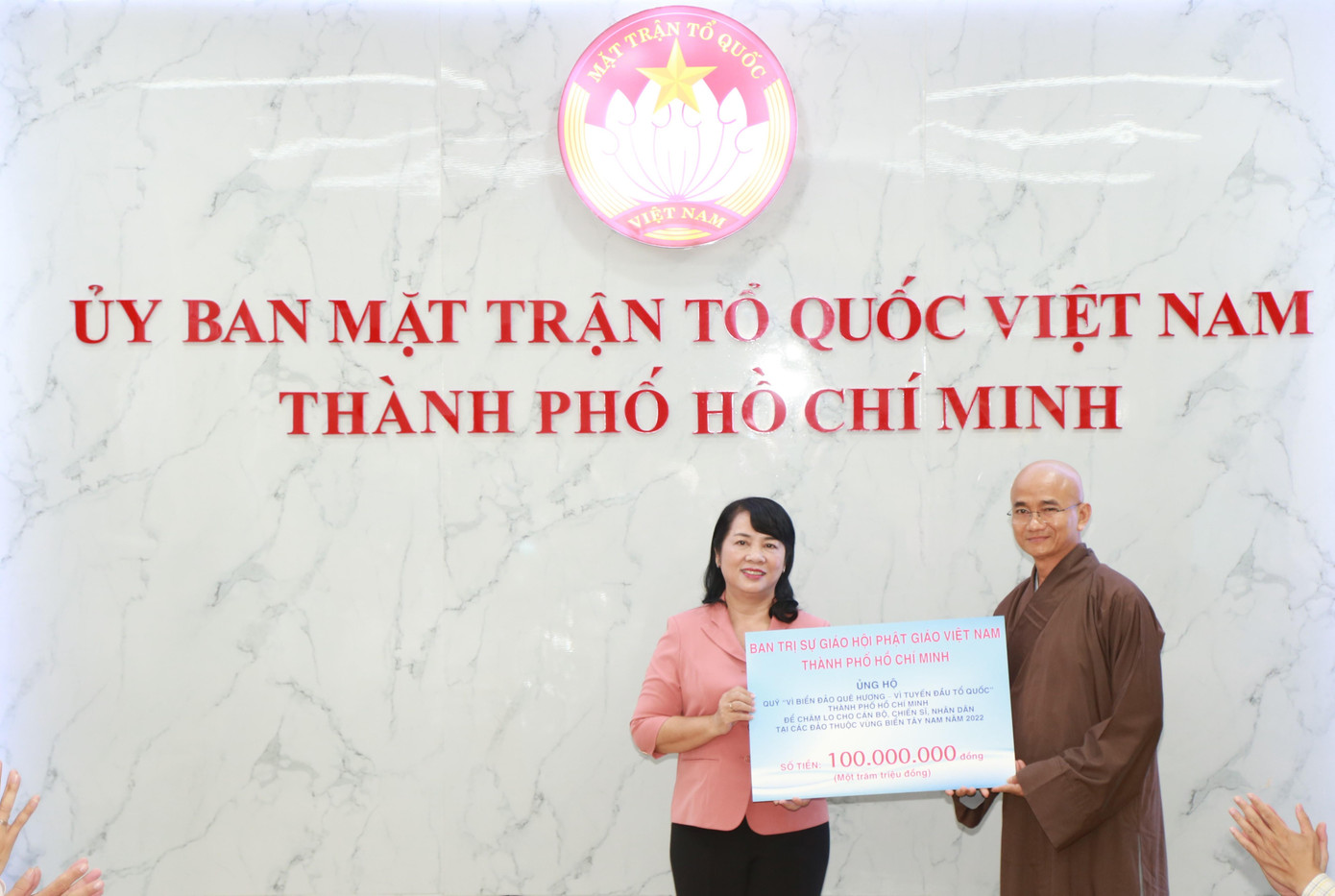 Ban Trị sự Giáo hội Phật giáo Việt Nam TPHCM quyên góp 100 triệu đồng gửi tặng bà con vùng biên cương Tổ quốc. Ban Trị sự Giáo hội Phật giáo Việt Nam TPHCM quyên góp 100 triệu đồng gửi tặng bà con vùng biên cương Tổ quốc.