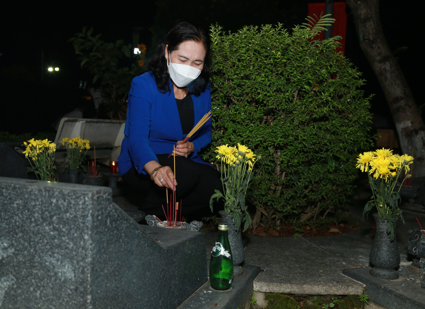 Phó Bí thư Thành ủy TPHCM Nguyễn Thị Lệ dâng hương các phần mộ liệt sĩ.
