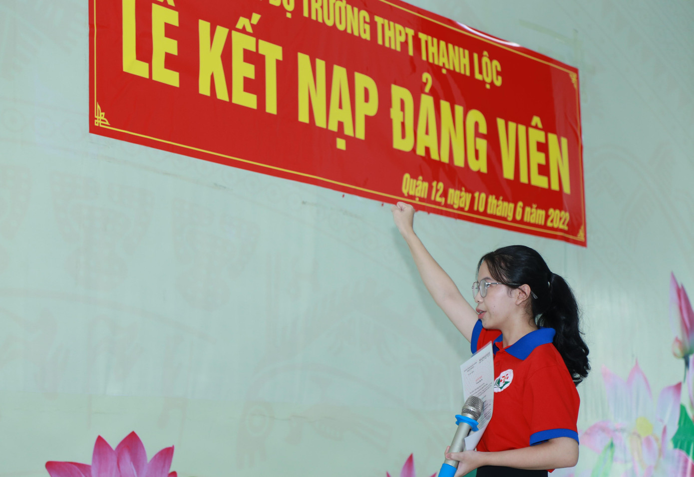 Thùy Trang tại lễ kết nạp Đảng - Ảnh: Ngô Tùng