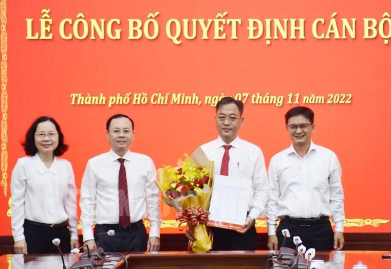 Phó Bí thư Thành ủy TPHCM Nguyễn Văn Hiếu (thứ 2 từ trái qua) trao quyết định bổ nhiệm đối với ông Nguyễn Minh Đức. Ảnh: hcmcpv.org.vn Phó Bí thư Thành ủy TPHCM Nguyễn Văn Hiếu (thứ 2 từ trái qua) trao quyết định bổ nhiệm đối với ông Nguyễn Minh Đức. Ảnh: hcmcpv.org.vn