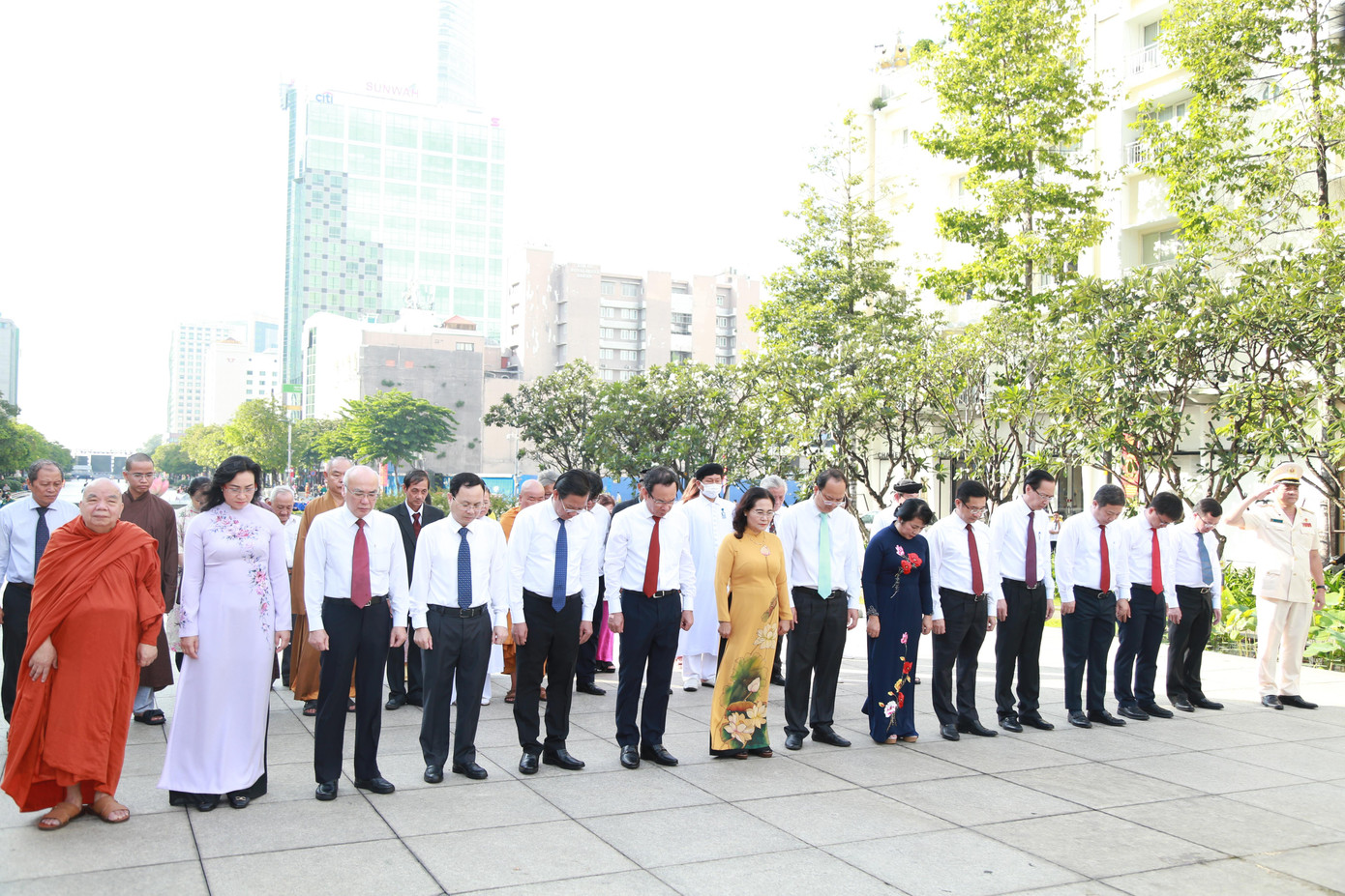 Đoàn đại biểu Thành ủy - HĐND - UBND - Ủy ban Mặt trận Tổ quốc Việt Nam TPHCM mặc niệm tưởng nhớ tại lễ dâng hương Tượng đài Chủ tịch Hồ Chí Minh trên Phố đi bộ Nguyễn Huệ (quận 1, TPHCM). Đoàn đại biểu Thành ủy - HĐND - UBND - Ủy ban Mặt trận Tổ quốc Việt Nam TPHCM mặc niệm tưởng nhớ tại lễ dâng hương Tượng đài Chủ tịch Hồ Chí Minh trên Phố đi bộ Nguyễn Huệ (quận 1, TPHCM).