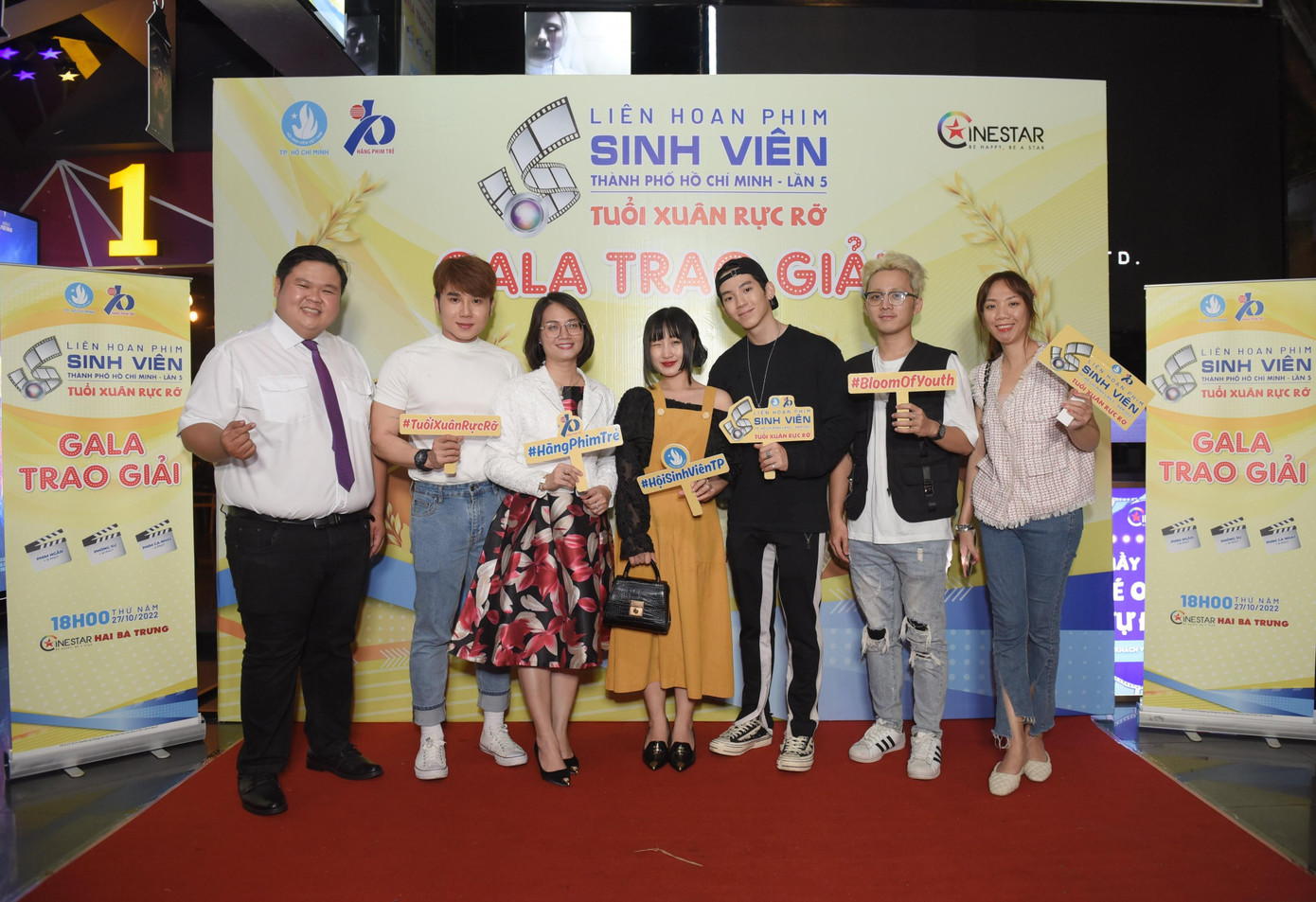 Các nghệ sĩ trẻ đồng hành với liên hoan phim. Các nghệ sĩ trẻ đồng hành với liên hoan phim.