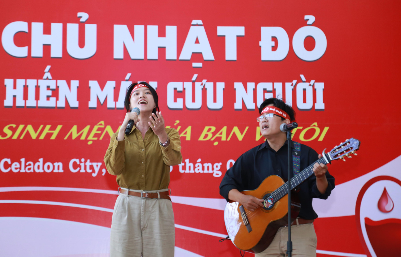 Cặp đôi &quot;chàng đàn - nàng hát&quot; được yêu thích thời gian qua Hoàng Trang - Nguyễn Đông đem đến nhiều nhạc phẩm ý nghĩa với Chủ nhật Đỏ.
