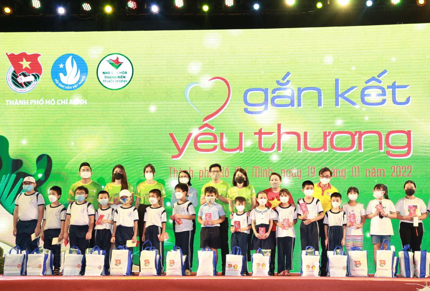 Đại biểu, văn nghệ sĩ trao phần quà Tết cho con em nhân viên ngành Y tế. Đại biểu, văn nghệ sĩ trao phần quà Tết cho con em nhân viên ngành Y tế.