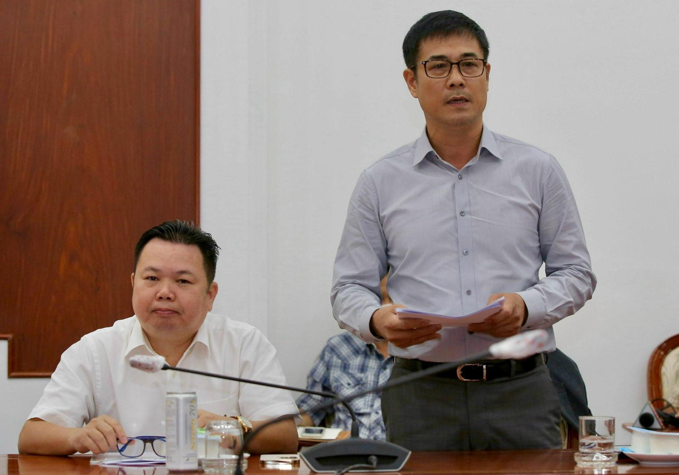 HLV Hữu Thắng chia sẻ tại buổi gặp.