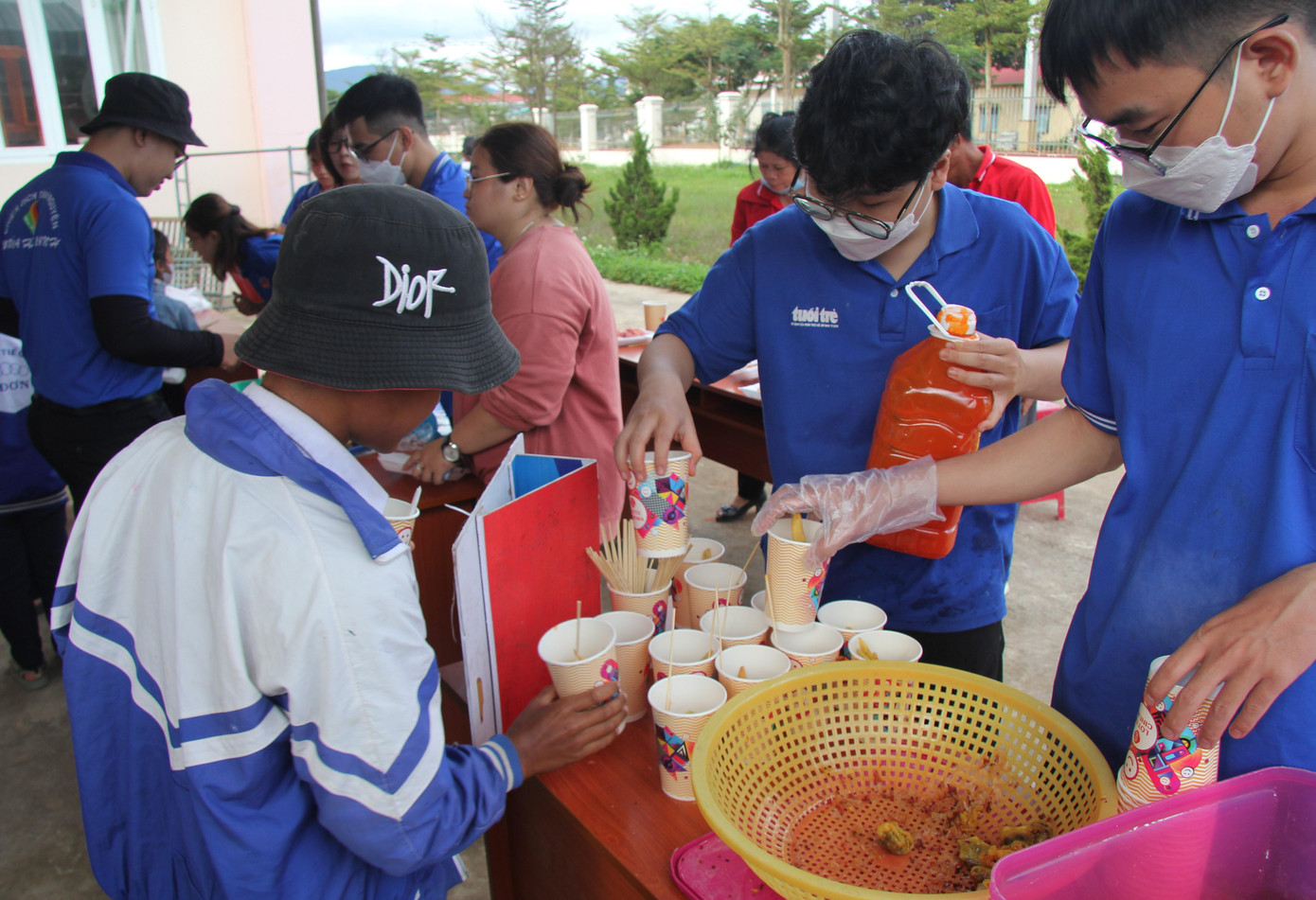 Các em nhỏ thưởng thức các món ăn nhanh do các bạn trẻ chế biến.