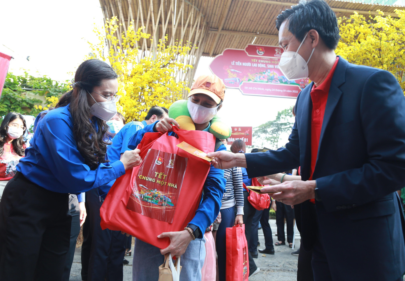 Người lao động, bạn trẻ đón nhận phần quà Tết từ chương trình. Người lao động, bạn trẻ đón nhận phần quà Tết từ chương trình.
