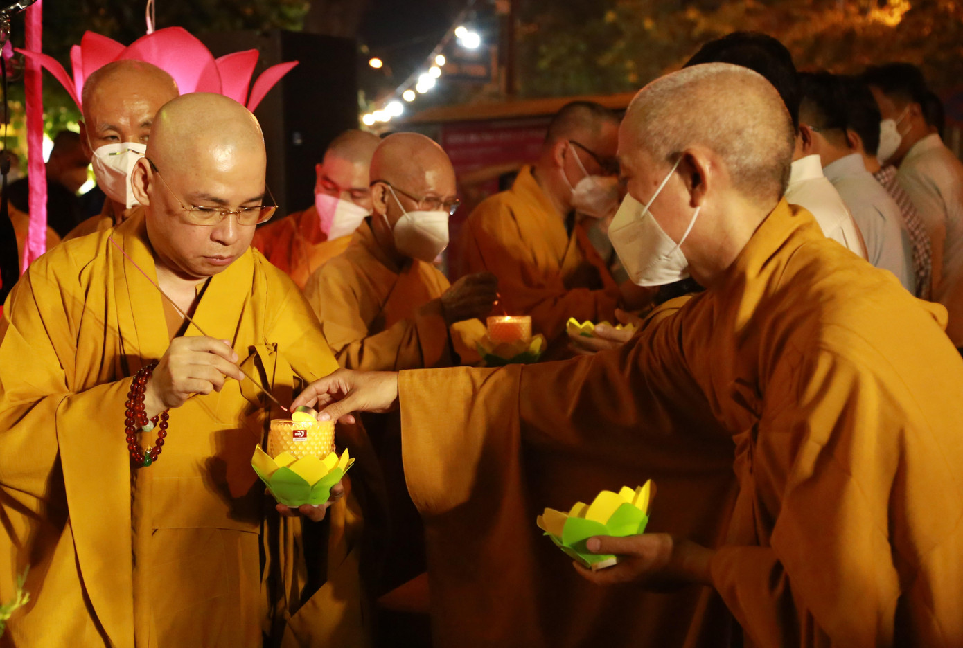 Ngay sau đó, các vị giáo phẩm thắp sáng ngọn đèn từ lễ đài và truyền đến khắp các đại biểu, chư tăng, ni, quý vị Phật tử, người dân và bạn trẻ tham dự lễ để cùng hiệp tâm cầu nguyện.