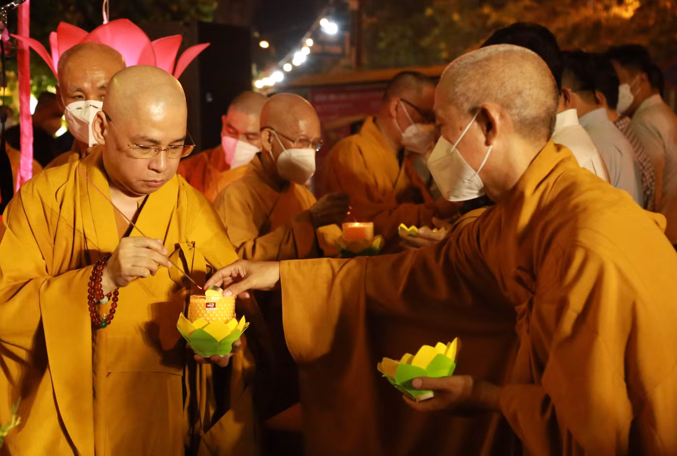 Ngay sau đó, các vị giáo phẩm thắp sáng ngọn đèn từ lễ đài và truyền đến khắp các đại biểu, chư tăng, ni, quý vị Phật tử, người dân và bạn trẻ tham dự lễ để cùng hiệp tâm cầu nguyện.