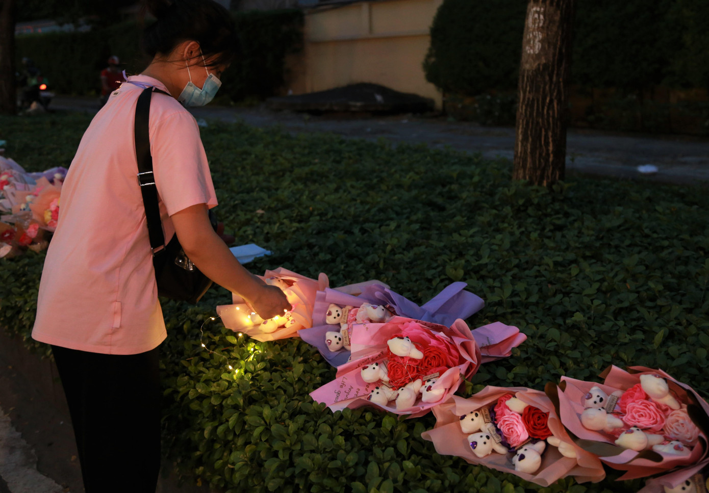 Một bạn trẻ khác cũng bán quà trên cung đường này cho hay, các món quà trang trí đèn led được nhiều người chọn lựa mua về. "Sau đợt dịch, mọi người dường như dành thời gian chăm chút và tặng quà cho người thân yêu nhiều hơn. Có lẽ sau dịch căng thẳng mà vẫn còn người thân để tặng quà là điều hạnh phúc", cô chia sẻ.