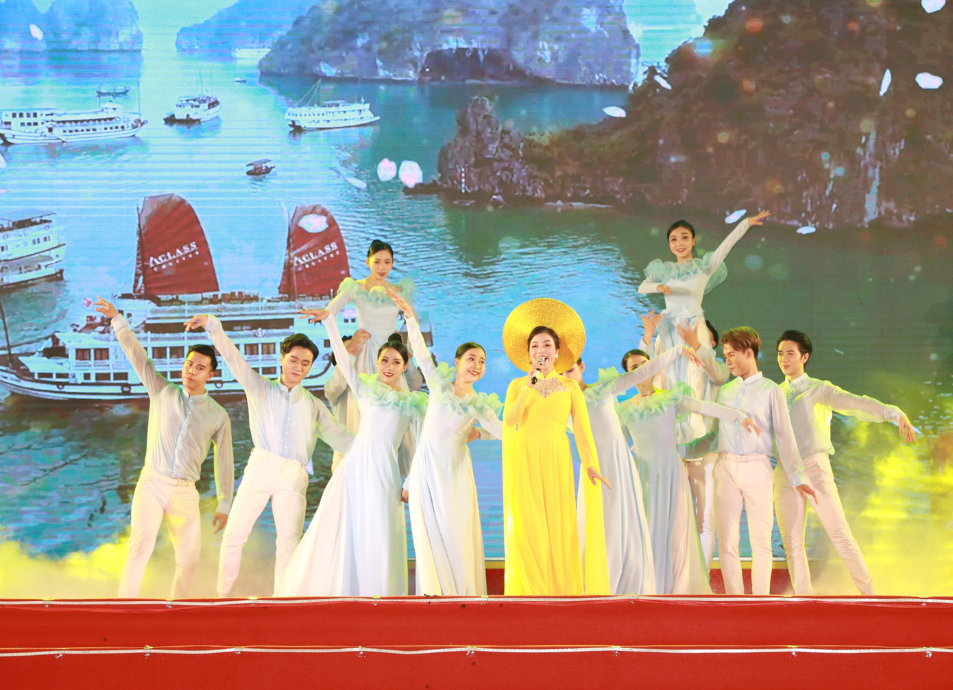 Ca sĩ Phạm Kim Thoa với "Mùa xuân trên quê hương" trên nền những thắng cảnh trải dài khắp đất nước hình chữ S. Ca sĩ Phạm Kim Thoa với "Mùa xuân trên quê hương" trên nền những thắng cảnh trải dài khắp đất nước hình chữ S.