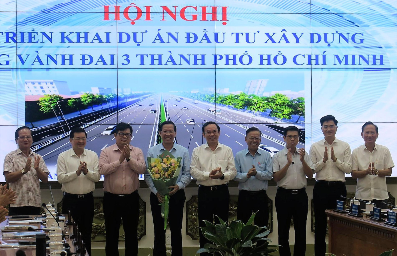 Bí thư Thành ủy TPHCM Nguyễn Văn Nên trao hoa chúc mừng các thành viên Ban Chỉ đạo.