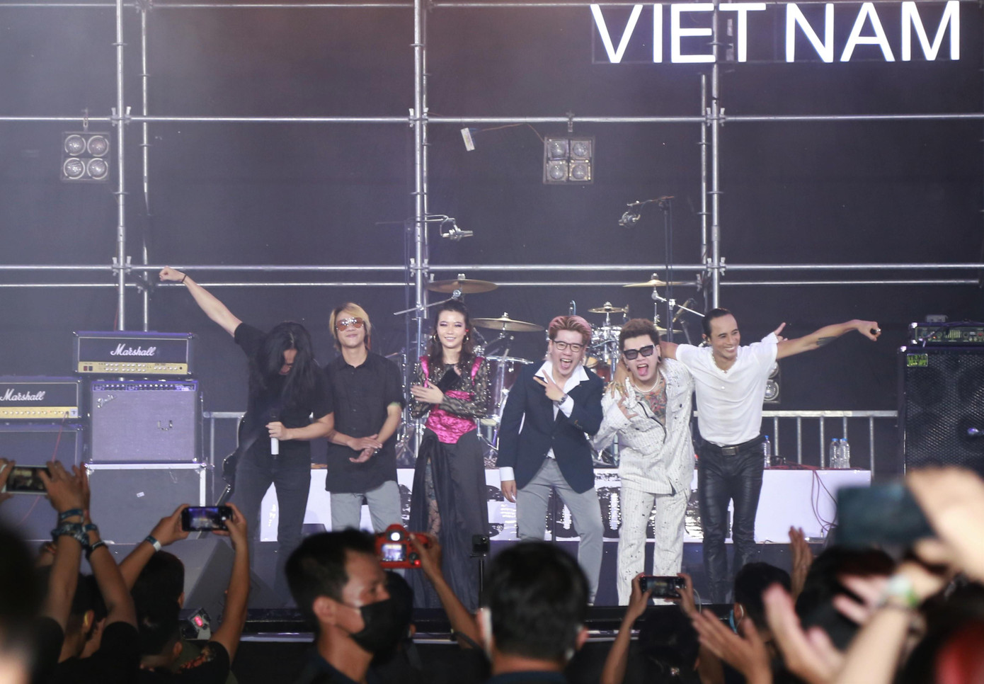 Đoạt ngôi quán quân Rock Việt mùa đầu tiên, thành viên Thỏ Trauma (đội Metanoia) có dịp lần đầu đứng biểu diễn cùng Bức Tường.