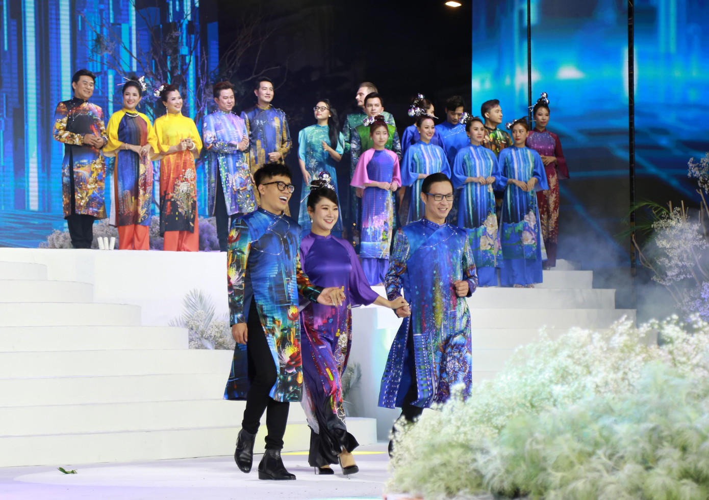 Các người mẫu, nghệ sỹ tự tin thả dáng trong những thiết kế đẹp mắt Các người mẫu, nghệ sỹ tự tin thả dáng trong những thiết kế đẹp mắt