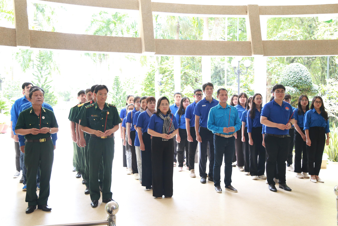 Trong khuôn khổ hành trình, đoàn công tác Học viện Cán bộ TPHCM đã đến dâng hương tại Đền thờ Chủ tịch Hồ Chí Minh tại xã Long Đức, TP. Trà Vinh. Trong khuôn khổ hành trình, đoàn công tác Học viện Cán bộ TPHCM đã đến dâng hương tại Đền thờ Chủ tịch Hồ Chí Minh tại xã Long Đức, TP. Trà Vinh.