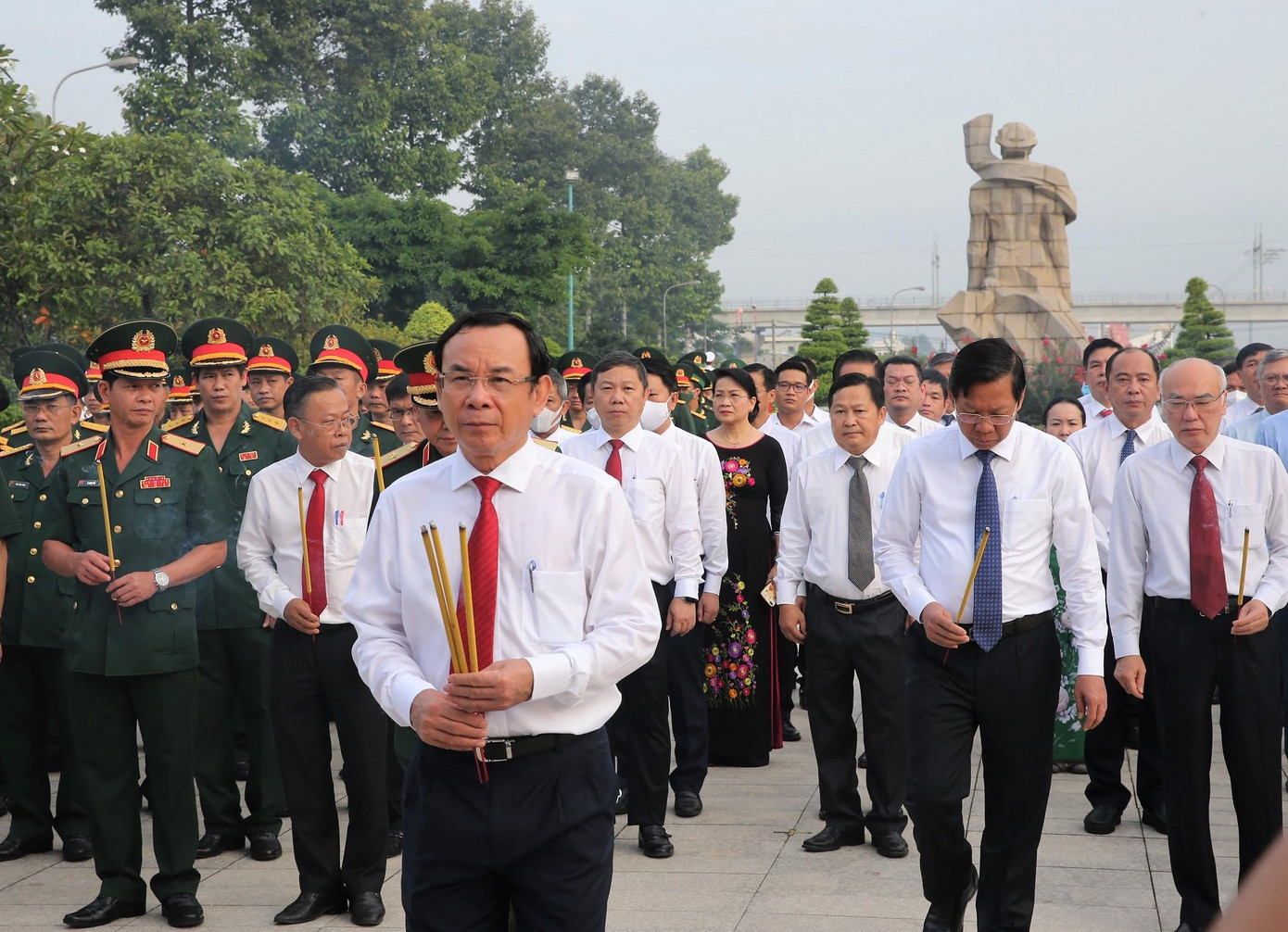 Bí thư Thành ủy TPHCM Nguyễn Văn Nên dâng hương tri ân công ơn các Anh hùng liệt sĩ.