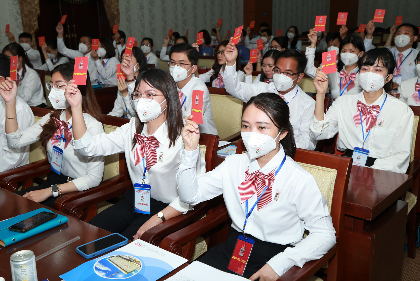 Đại biểu biểu quyết thông qua các nội dung làm việc trong đại hội. Đại biểu biểu quyết thông qua các nội dung làm việc trong đại hội.