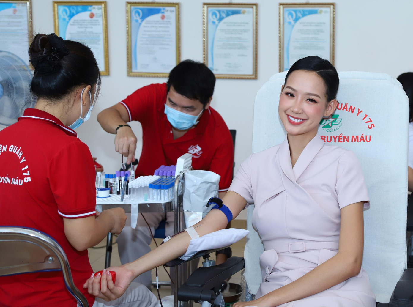 Không chỉ đến cổ động, lan tỏa tinh thần vì cộng đồng, Hoa hậu Liên lục địa 2022 Lê Nguyễn Bảo Ngọc còn nhiệt tình hiến máu. Không chỉ đến cổ động, lan tỏa tinh thần vì cộng đồng, Hoa hậu Liên lục địa 2022 Lê Nguyễn Bảo Ngọc còn nhiệt tình hiến máu.