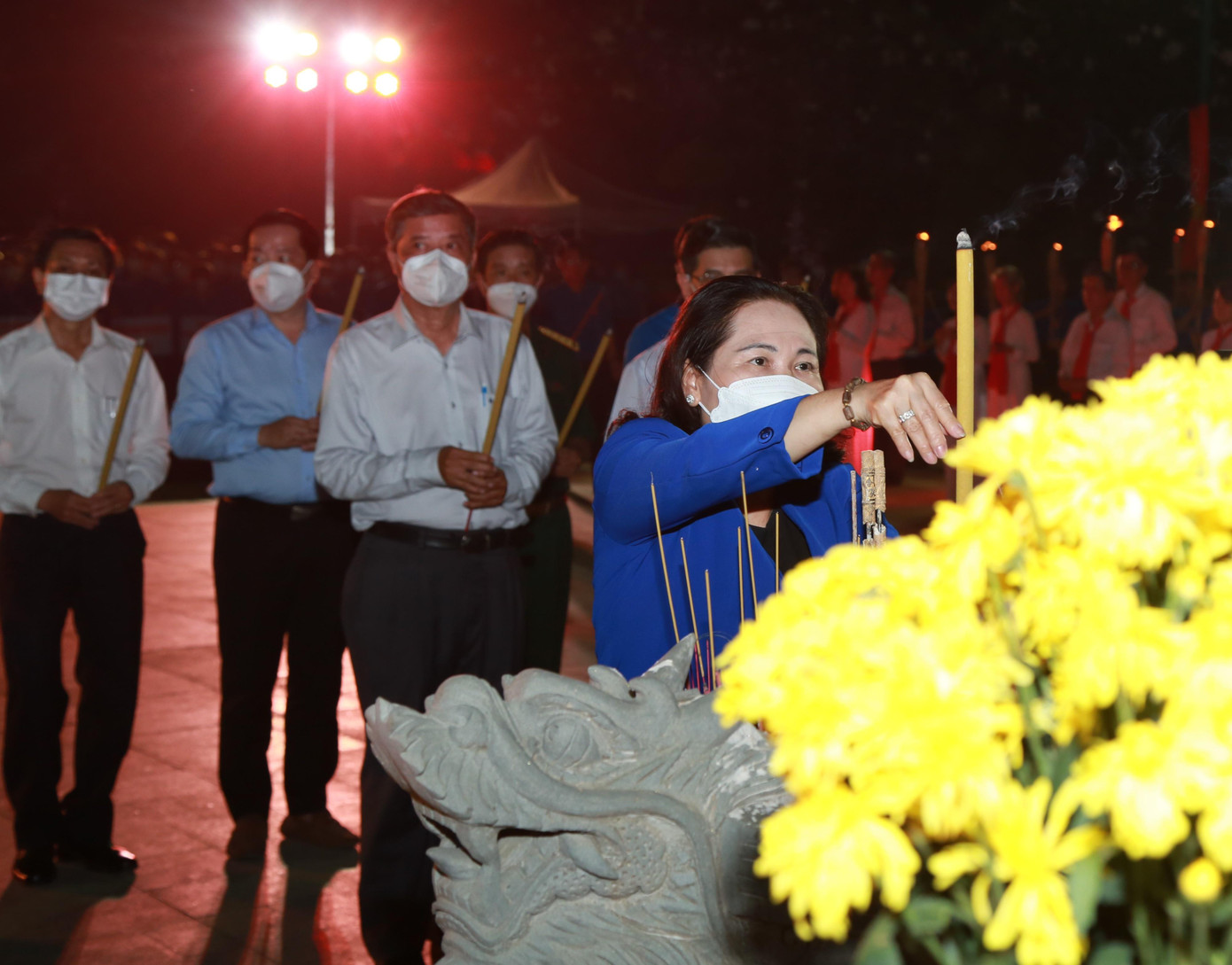 Bà Nguyễn Thị Lệ, Phó Bí thư Thành ủy, Chủ tịch HĐND TPHCM thắp nến tri ân.