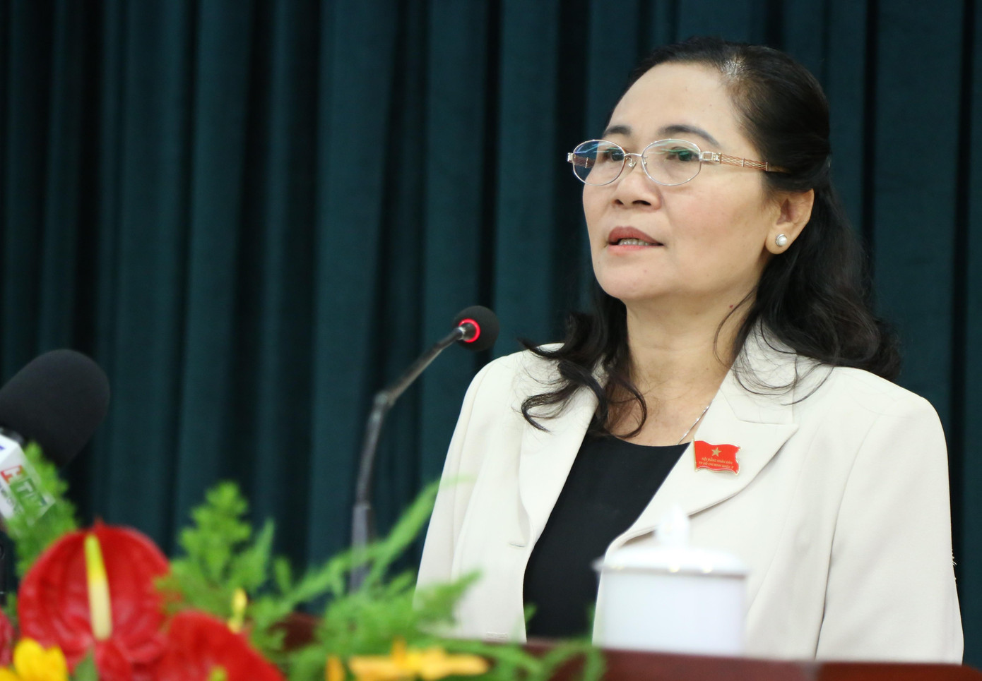 Bà Nguyễn Thị Lệ trao đổi với đại diện các tôn giáo, dân tộc. Bà Nguyễn Thị Lệ trao đổi với đại diện các tôn giáo, dân tộc.