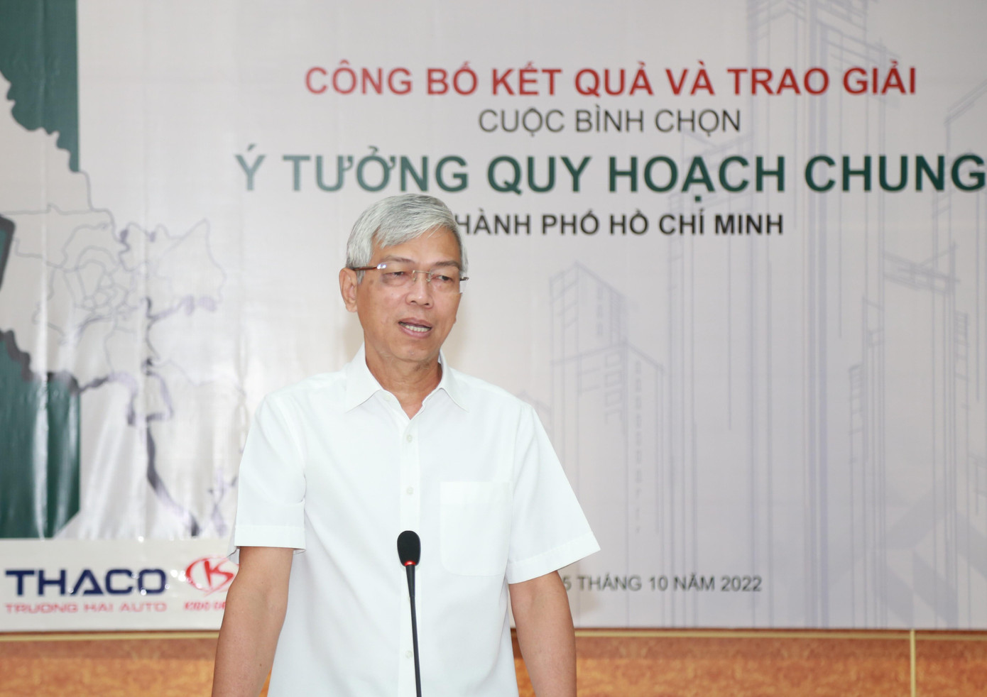 Phó Chủ tịch UBND TPHCM Võ Văn Hoan trao đổi tại buổi lễ. Ảnh: Ngô Tùng
