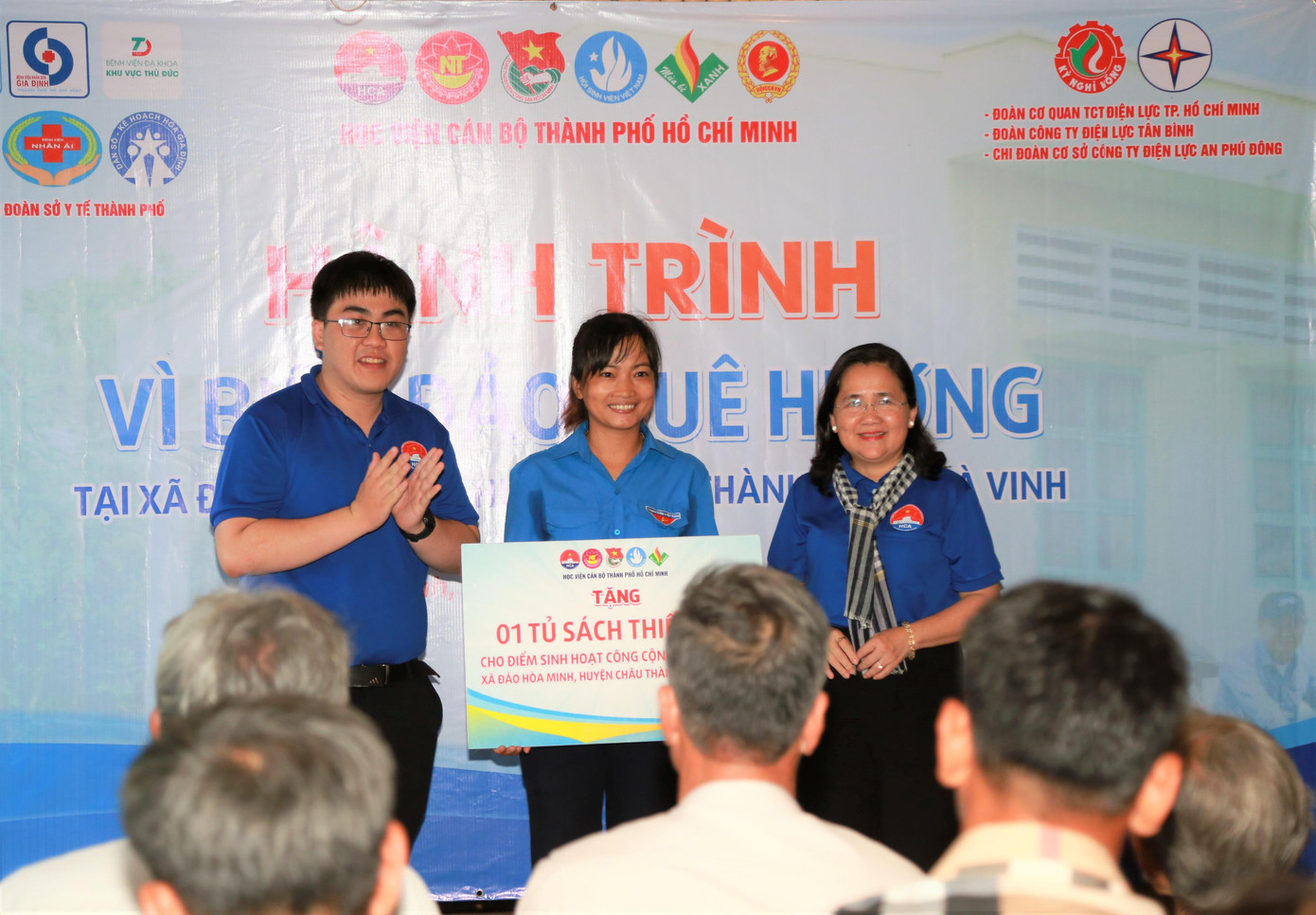 Trao tặng tủ sách thiếu nhi cho điểm sinh hoạt cộng đồng ấp Cồn Chim. Trao tặng tủ sách thiếu nhi cho điểm sinh hoạt cộng đồng ấp Cồn Chim.