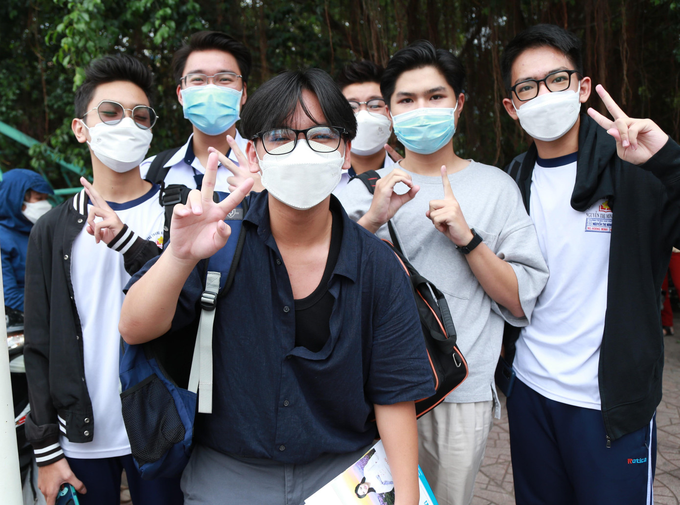 Nhóm bạn học sinh Trường THPT Nguyễn Thị Minh Khai (TPHCM) hào hứng sau buổi thi