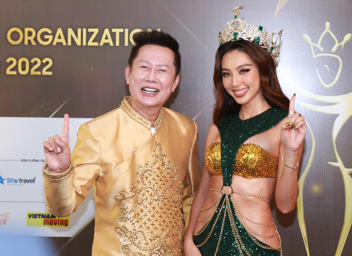 Ông Nawat và Hoa hậu Thùy Tiên chụp hình tại buổi lễ. Sau cuộc thi Miss Grand International cuối năm ngoái, Chủ tịch Nawat đã đánh giá cao sự chuyên nghiệp và nhan sắc cũng như dành nhiều tình cảm trân trọng đối với Thùy Tiên.