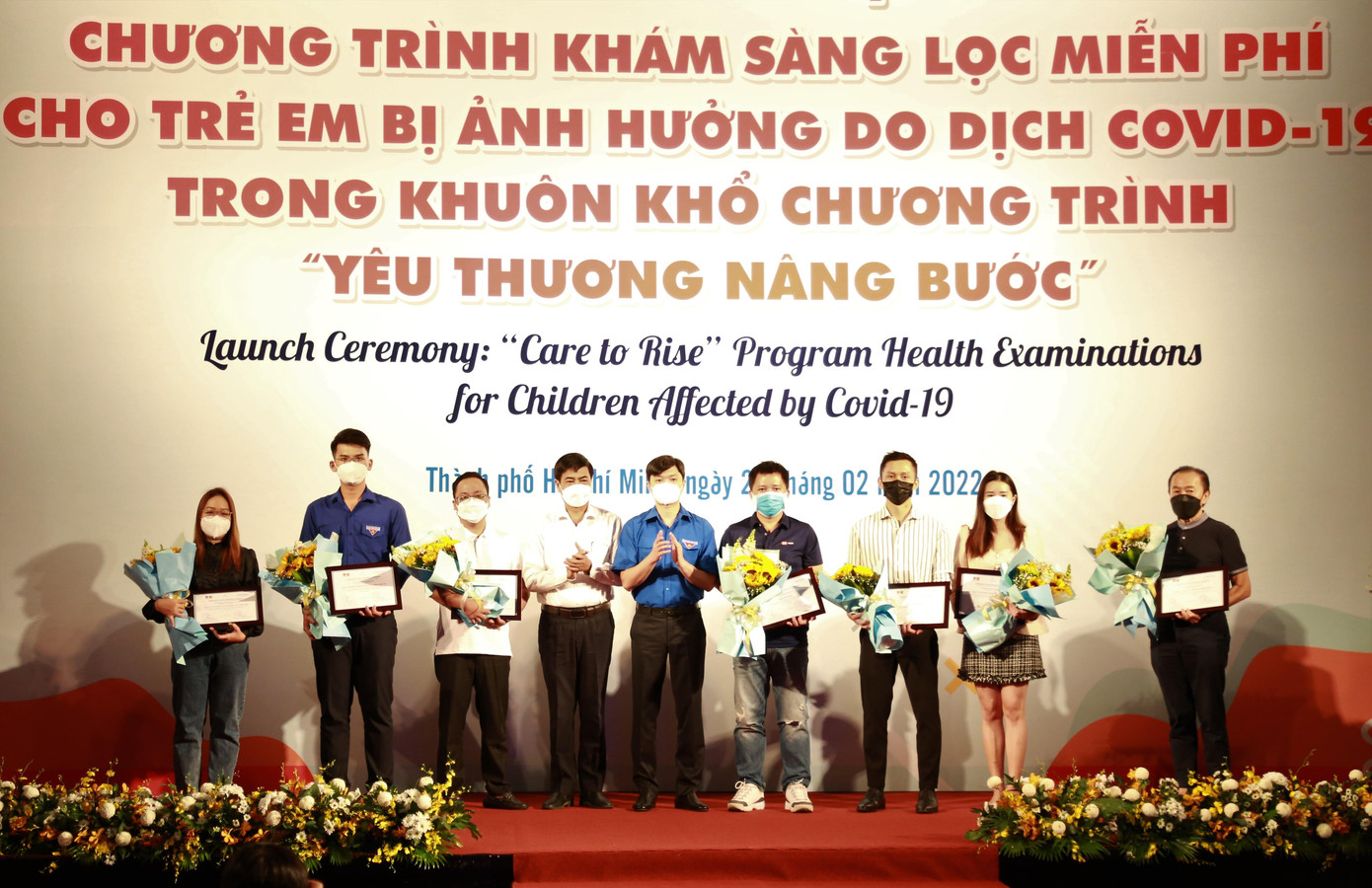 Anh Nguyễn Minh Triết, Bí thư Trung ương Đoàn, Chủ tịch Hội Sinh viên Việt Nam cùng đại diện Thành ủy TPHCM trao thư cám ơn các đơn vị đã đồng hành chương trình.