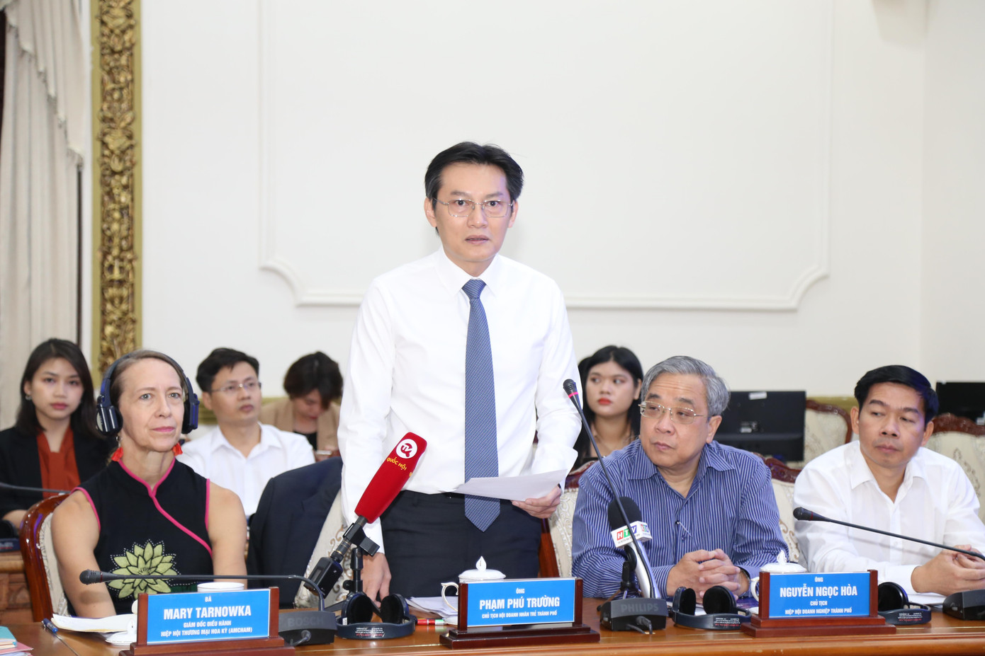 Chủ tịch Hội Doanh nhân trẻ TPHCM Phạm Phú Trường trao đổi. Ảnh: Ngô Tùng