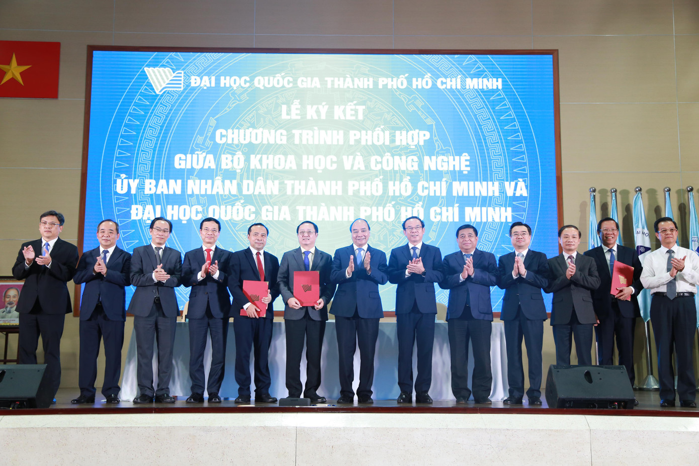 Dịp này, Chủ tịch nước cùng lãnh đạo các bộ ngành chứng kiến lễ ký kết hợp tác giữa Bộ KH&CN, UBND TPHCM và ĐHQG TPHCM. Ảnh: Ngô Tùng Dịp này, Chủ tịch nước cùng lãnh đạo các bộ ngành chứng kiến lễ ký kết hợp tác giữa Bộ KH&CN, UBND TPHCM và ĐHQG TPHCM. Ảnh: Ngô Tùng