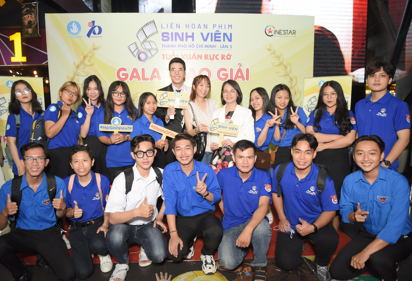 Bạn trẻ trong màu áo tình nguyện và các nghệ sĩ tại lễ tổng kết Liên hoan phim Sinh viên lần 5. Bạn trẻ trong màu áo tình nguyện và các nghệ sĩ tại lễ tổng kết Liên hoan phim Sinh viên lần 5.